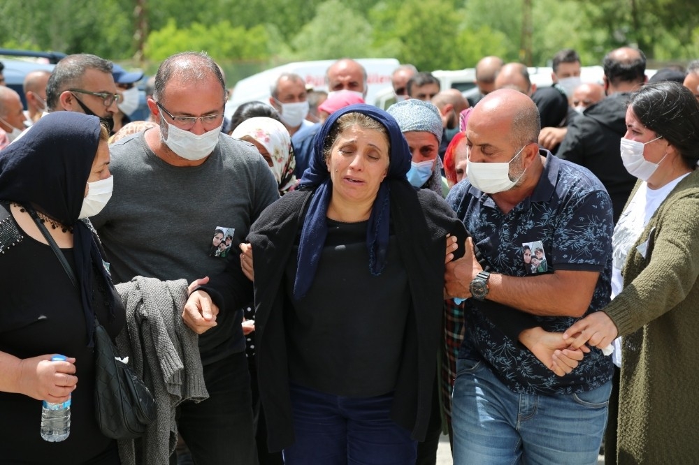 Fransa'da havuzda ölü bulunan anne ve iki çocuğu toprağa verildi
