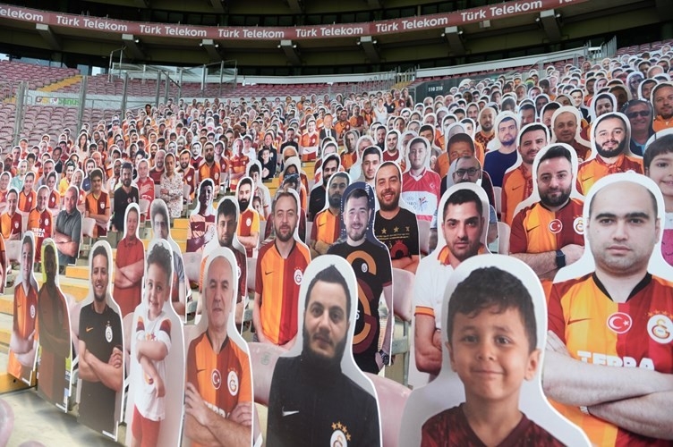 Galatasaray, karton taraftarları tribünlere yerleştirmeye başladı