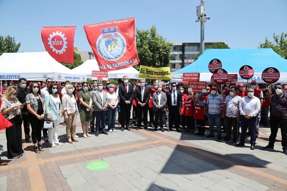 Gaziemir'de toplu sözleşmeye gecikmeli kutlama