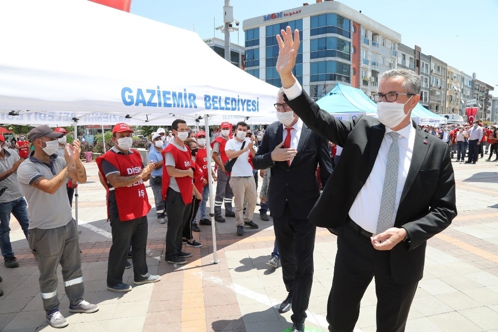 Gaziemir'de toplu sözleşmeye gecikmeli kutlama