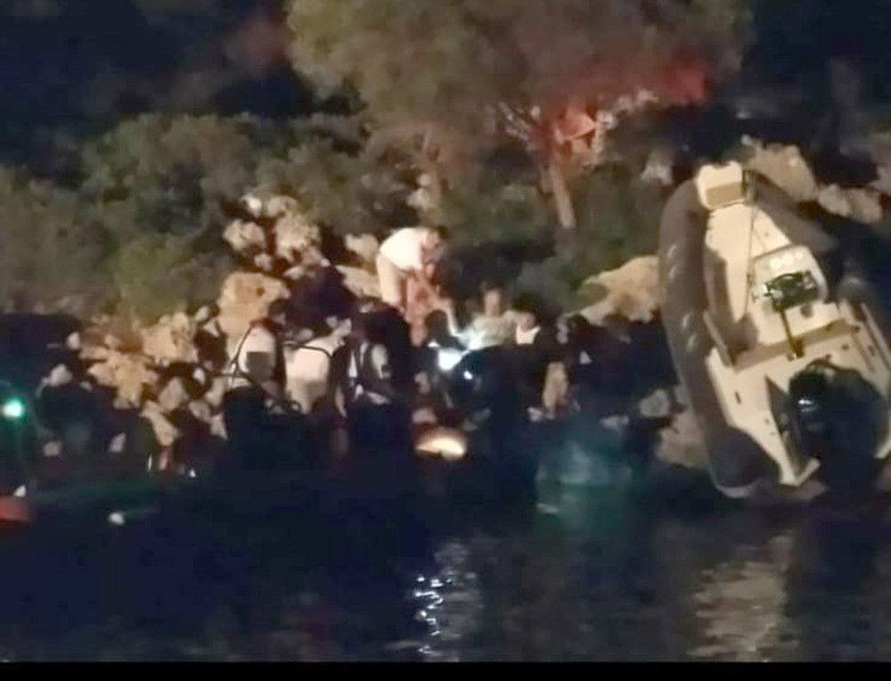 Göcek'te lastik bot kayalıklara çarptı: 2 yaralı