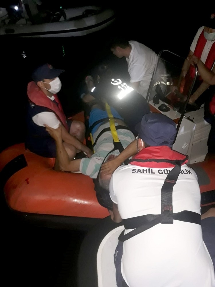 Göcek'te lastik bot kayalıklara çarptı: 2 yaralı