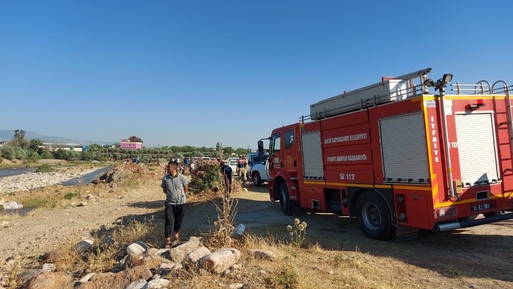 Hatay'da 2'si çocuk 3 kişi boğularak can verdi