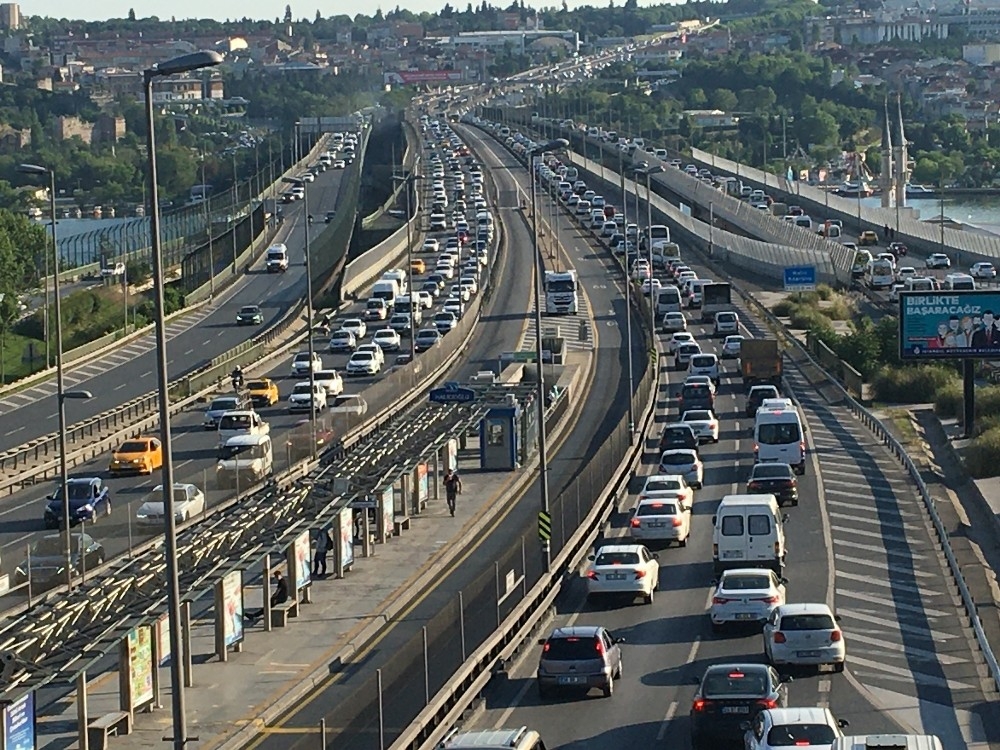 İstanbul'da trafikte ve metrobüslerde dikkat çeken yoğunluk