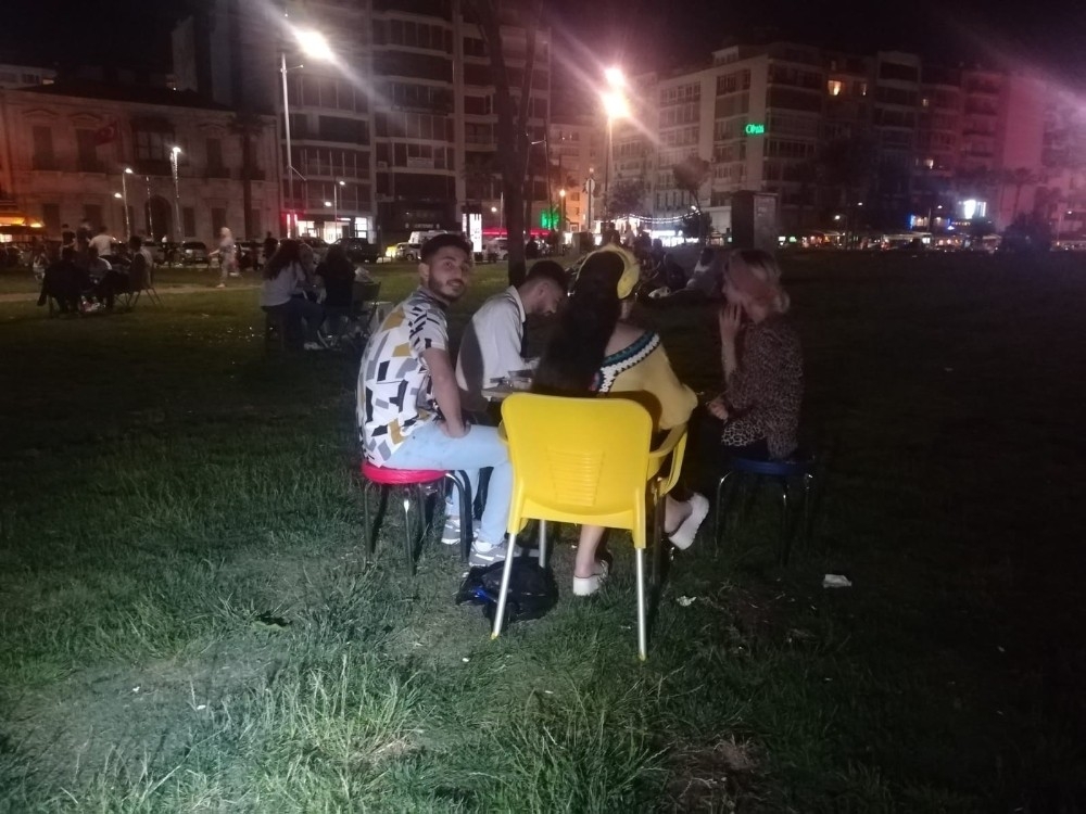 İzmir Kordon'da yoğunluk devam ediyor