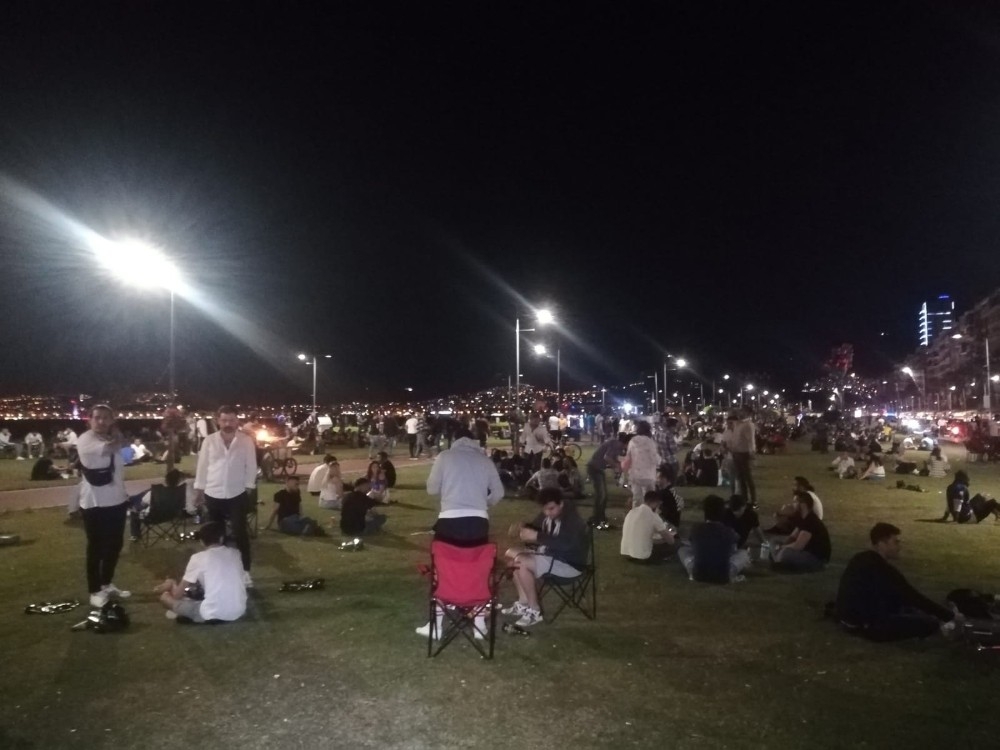 İzmir Kordon'da yoğunluk devam ediyor
