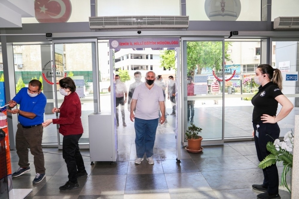 İzmir Milli Eğitim'e sensörlü dezenfektan