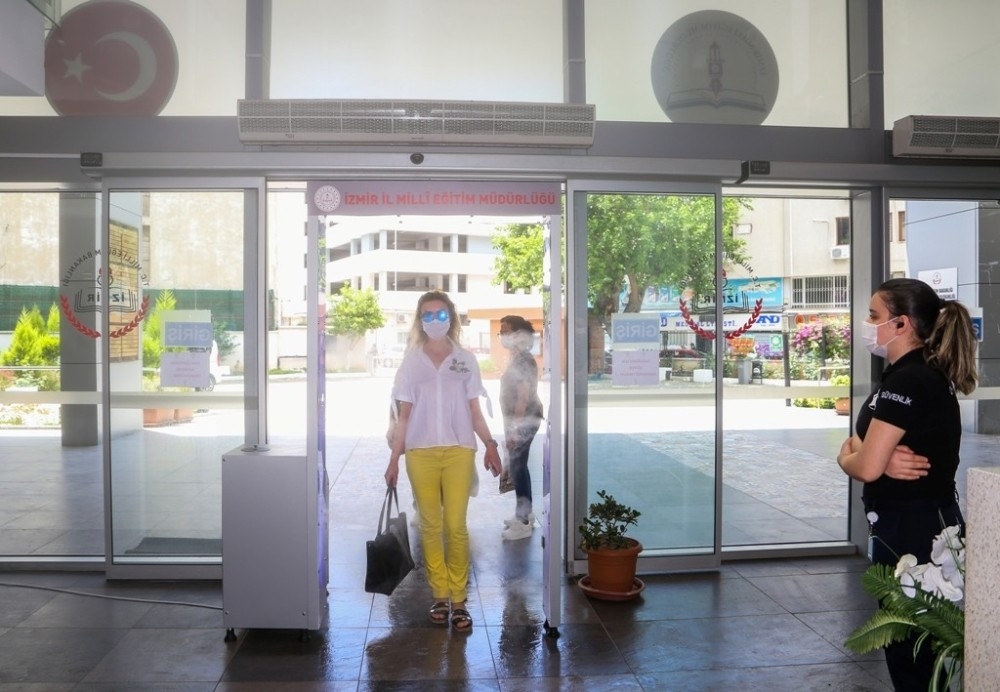 İzmir Milli Eğitim'e sensörlü dezenfektan