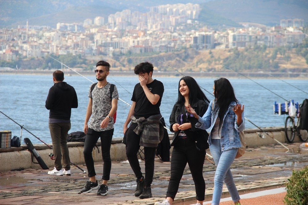 İzmir'de 18 yaş altındakiler sokağın keyfini çıkardı