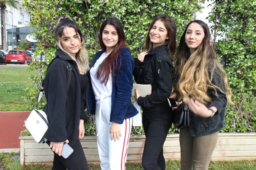 İzmir'de 18 yaş altındakiler sokağın keyfini çıkardı