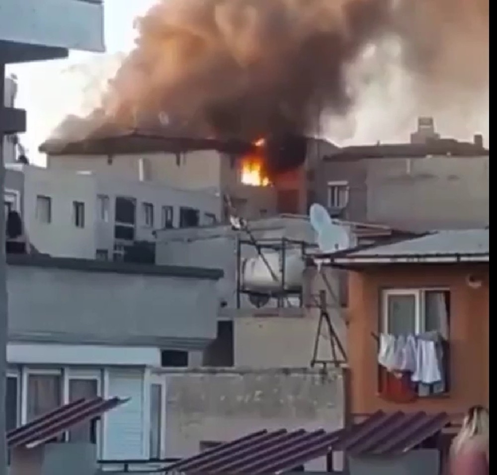 İzmir'de 4 katlı binada yangın