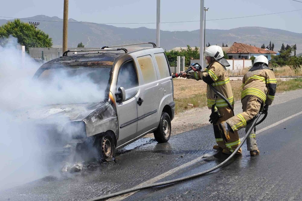İzmir'de seyir halindeki araç alev alarak yandı