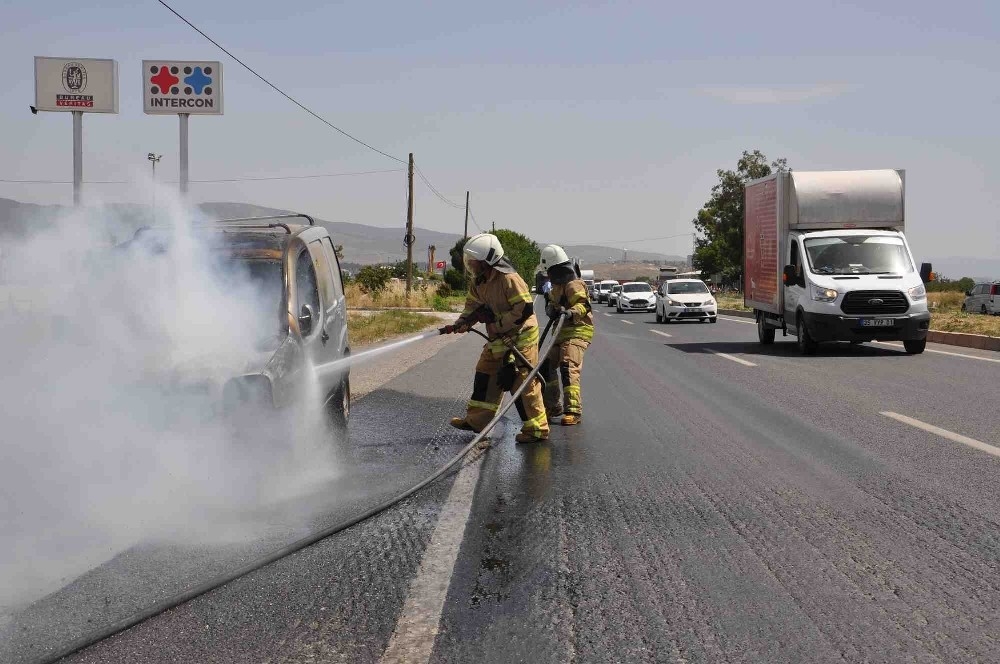 İzmir'de seyir halindeki araç alev alarak yandı