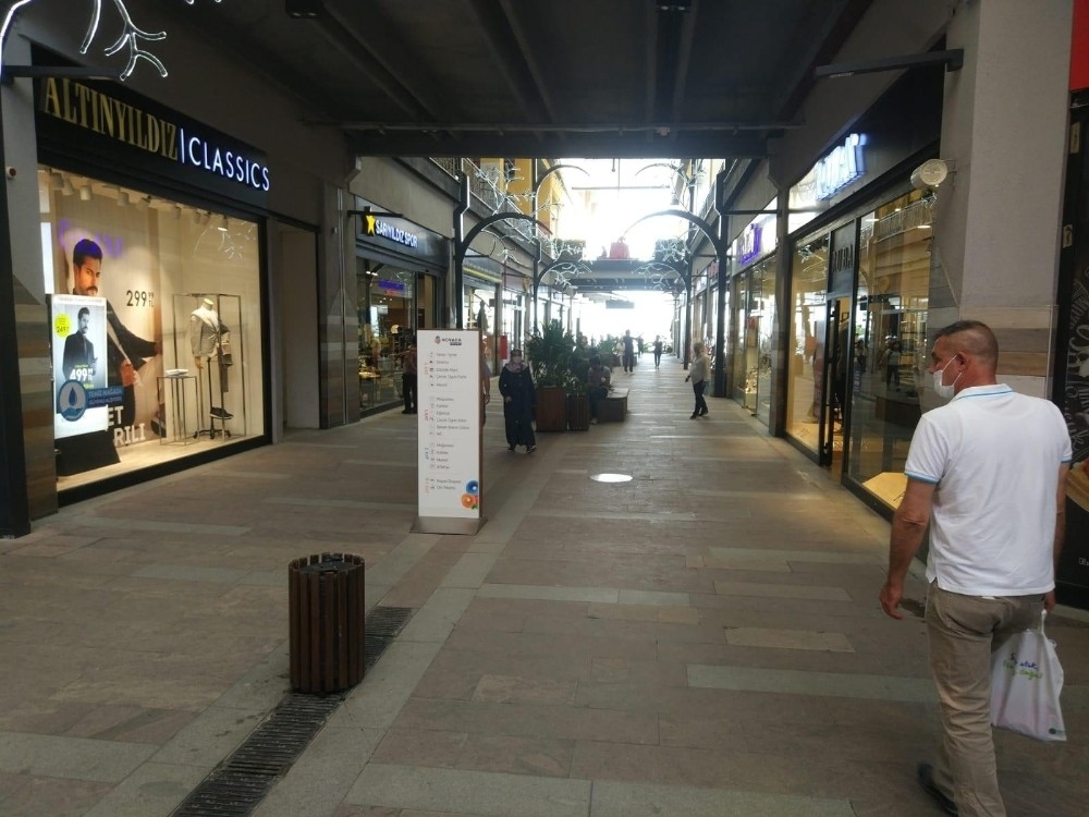 İzmir'deki AVM'de dehşet: 3 yaralı