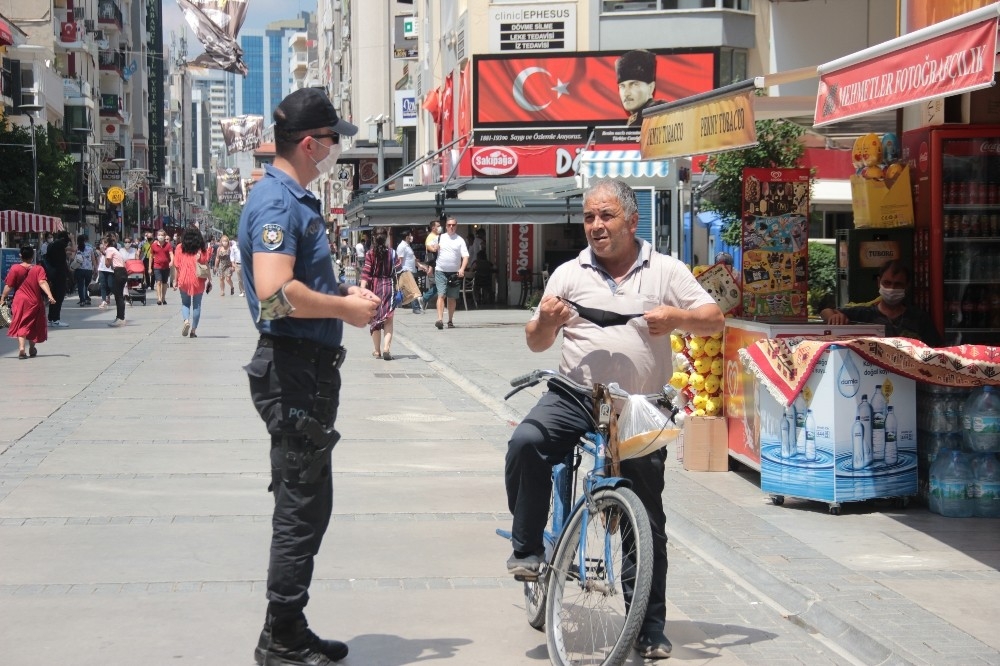 İzmir'deki denetimlerde polisi gören maskesini düzeltti
