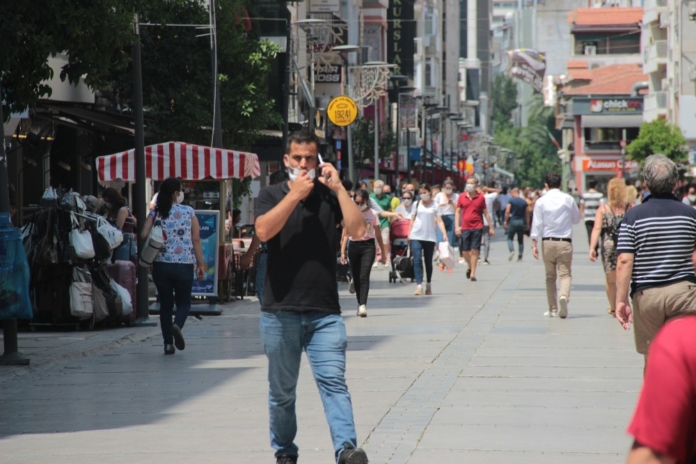 İzmir'deki denetimlerde polisi gören maskesini düzeltti