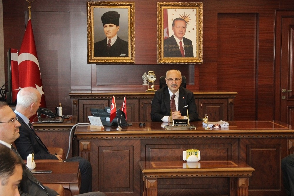 İzmir'in yeni valisi Köşger göreve başladı