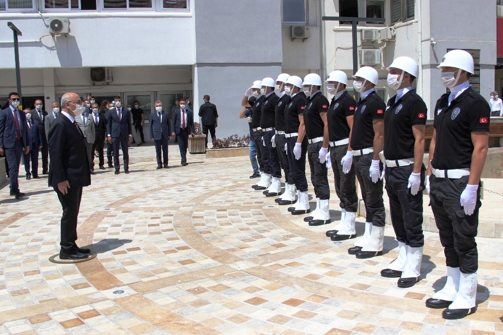 İzmir'in yeni valisi Köşger göreve başladı