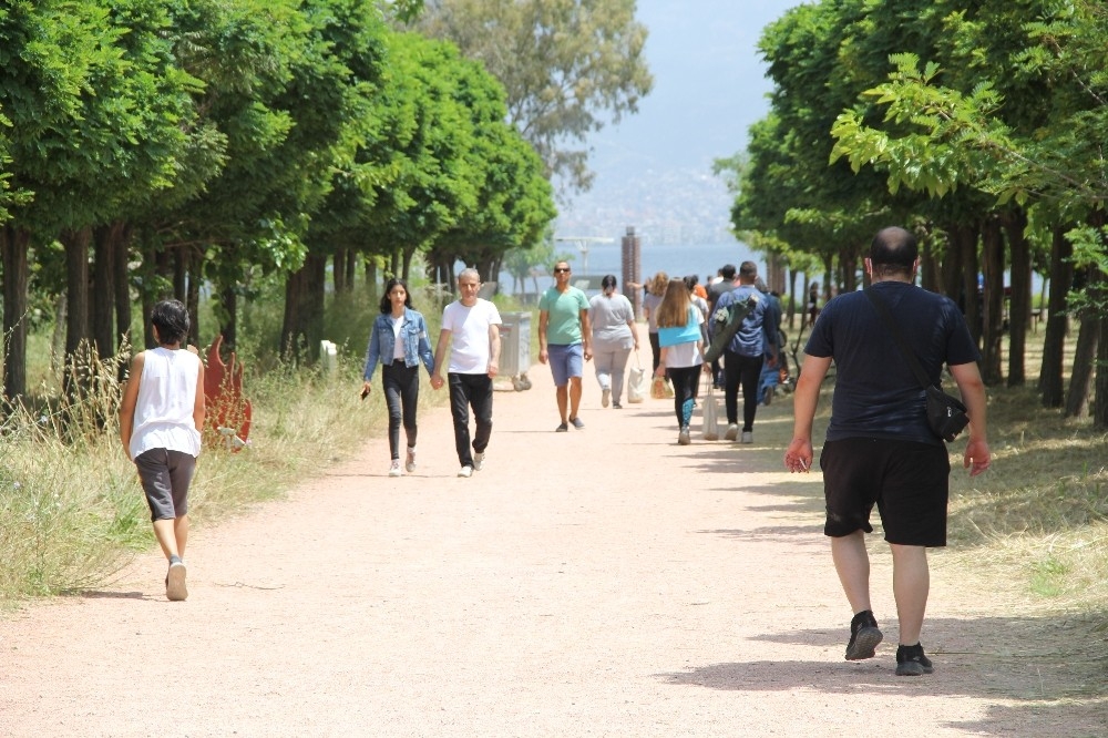 İzmirliler, soluğu piknik alanlarında aldı