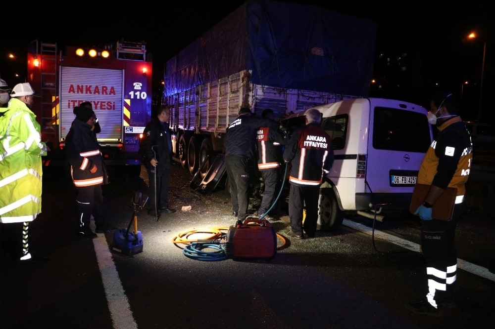 Kamyona ok gibi saplandı: 2 ölü, 1 çocuk yaralı