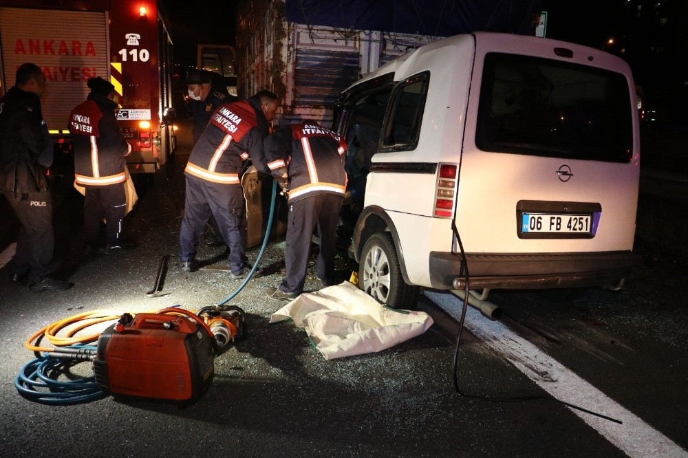 Kamyona ok gibi saplandı: 2 ölü, 1 çocuk yaralı