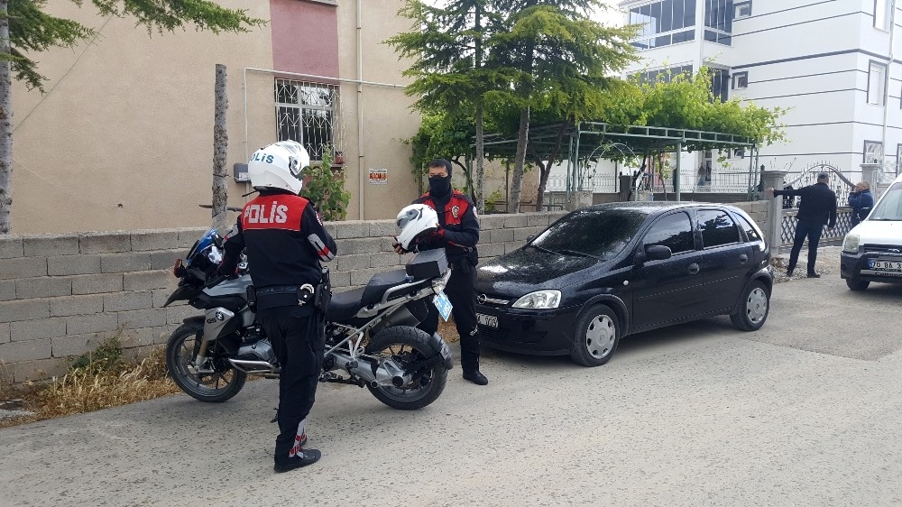 Karaman'da bir kişi, babası ile kardeşini bıçakladı