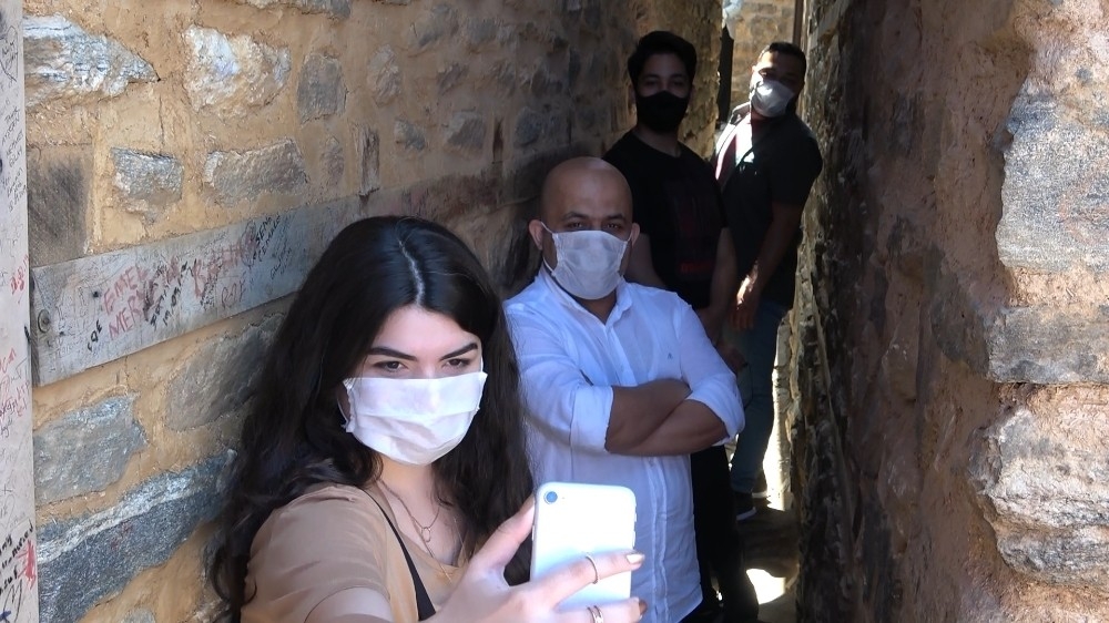 Kısıtlama bitti, UNESCO mirası köy ziyaretçi akınına uğradı