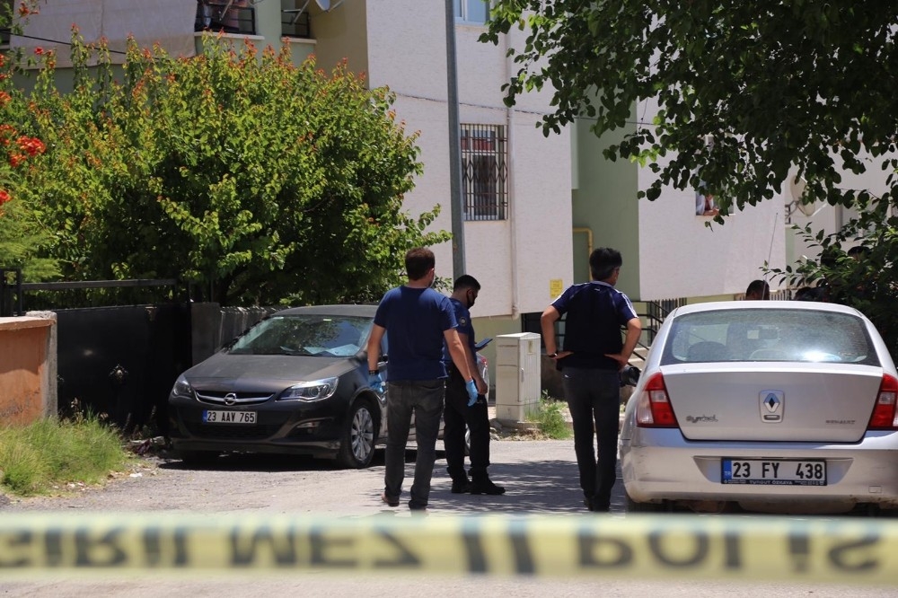 Kızını öldürdü, kendini ağır yaraladı