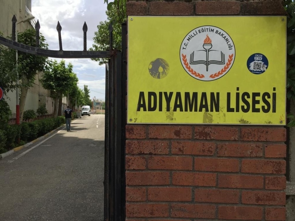 Korona virüslü öğrenciler ayrı okulda sınava girdi