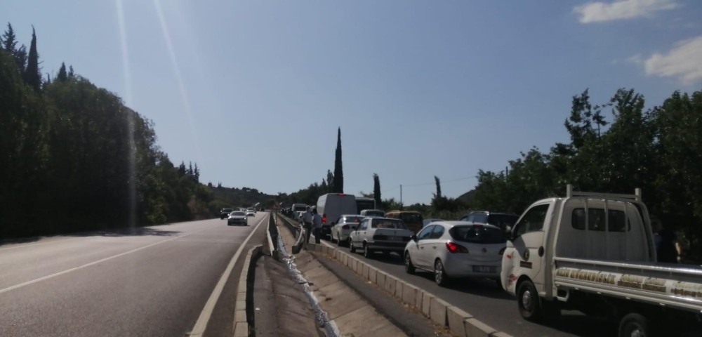 Kuşadası yolu trafiğe kapandı