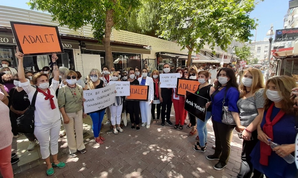 Kuşadası'nda " Kadına Yönelik Şiddet " protesto edildi