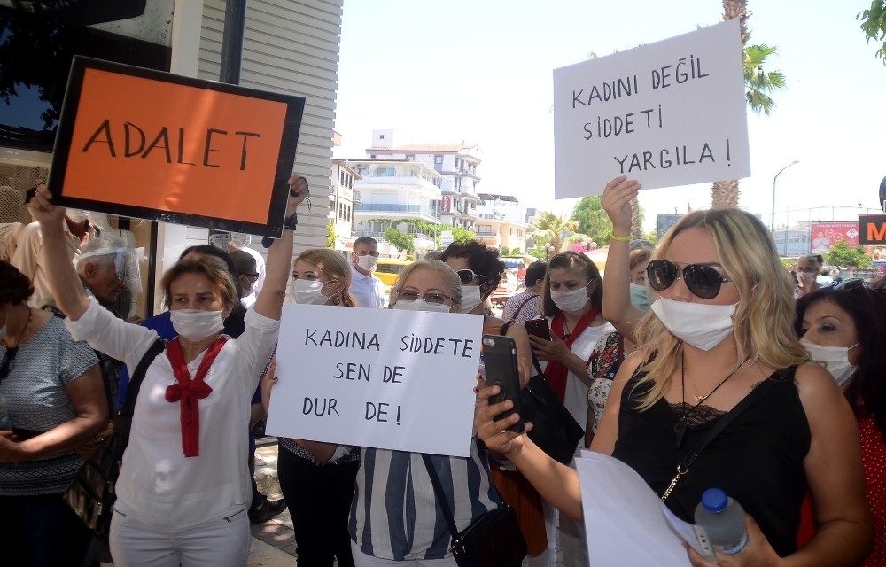Kuşadası'nda " Kadına Yönelik Şiddet " protesto edildi