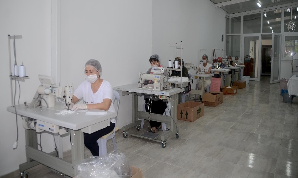 Kuşadası'nda maske üretiminde rekor kırıldı