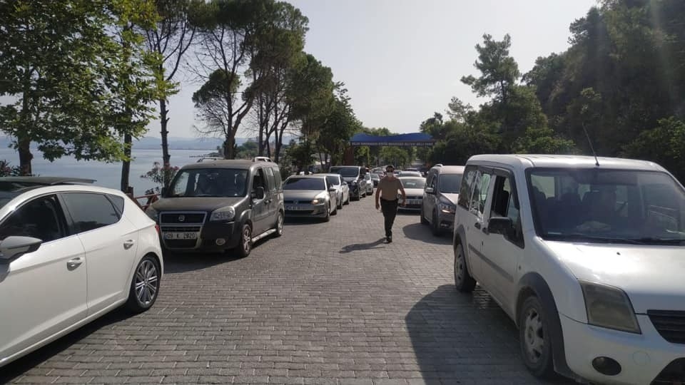Kuşadası'ndaki milli parkın girişinde uzun araç kuyrukları oluştu