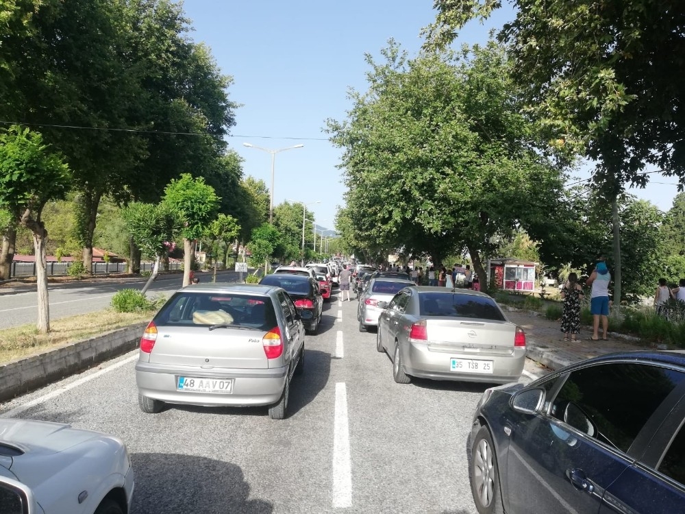 Kuşadası'ndaki milli parkın girişinde uzun araç kuyrukları oluştu