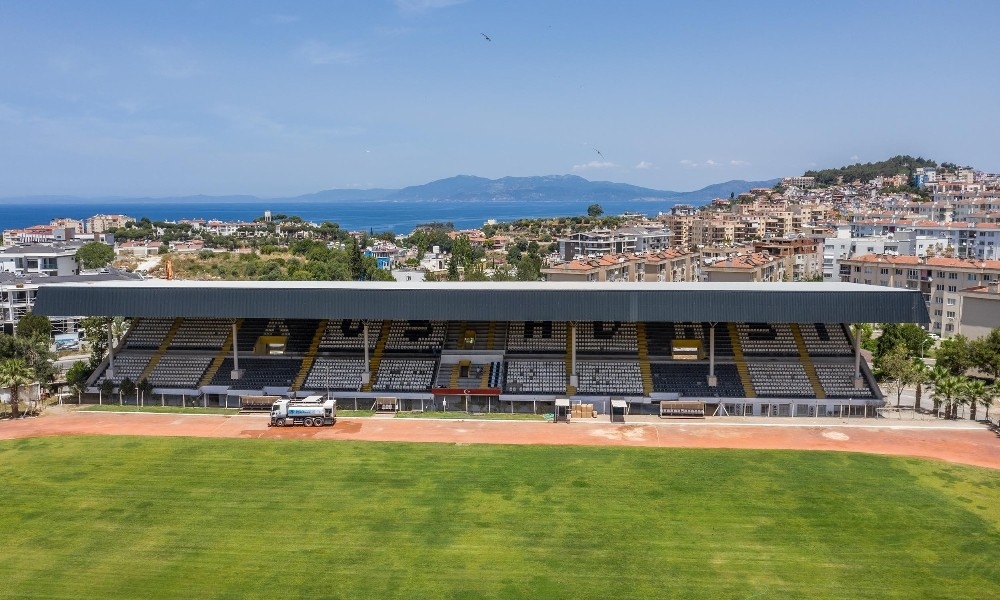 Kuşadası'nın emektar stadyumu Özer Türk, 30 yıl sonra yenilendi