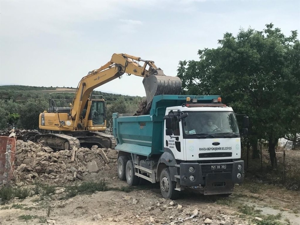 Manisa'da depremde hasar gören riskli yapıların yıkımı sürüyor