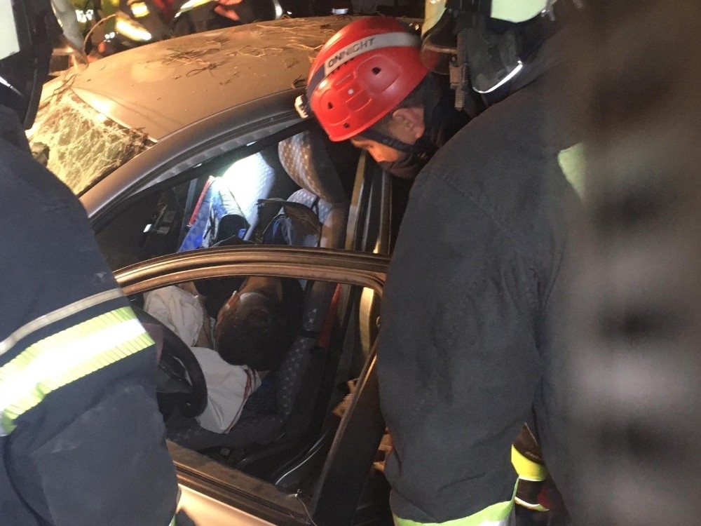 Mevsimlik işçilerin konakladığı alana otomobil daldı: 2 ölü