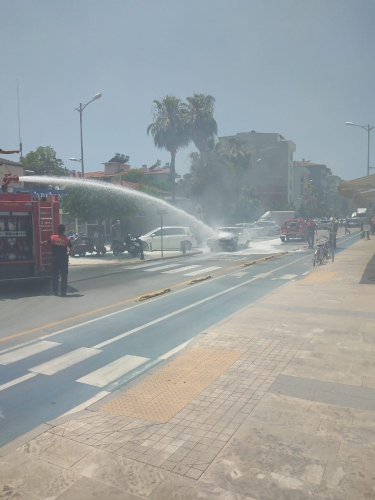 Muğla'da seyir halindeki otomobil yandı