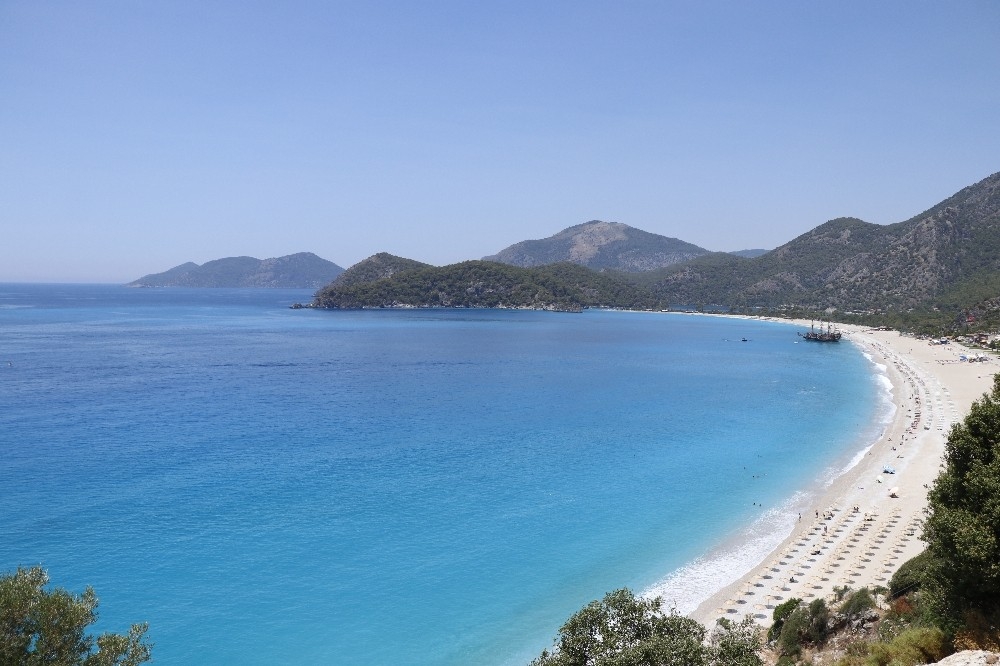 Ölüdeniz'de sosyal mesafeli deniz keyfi