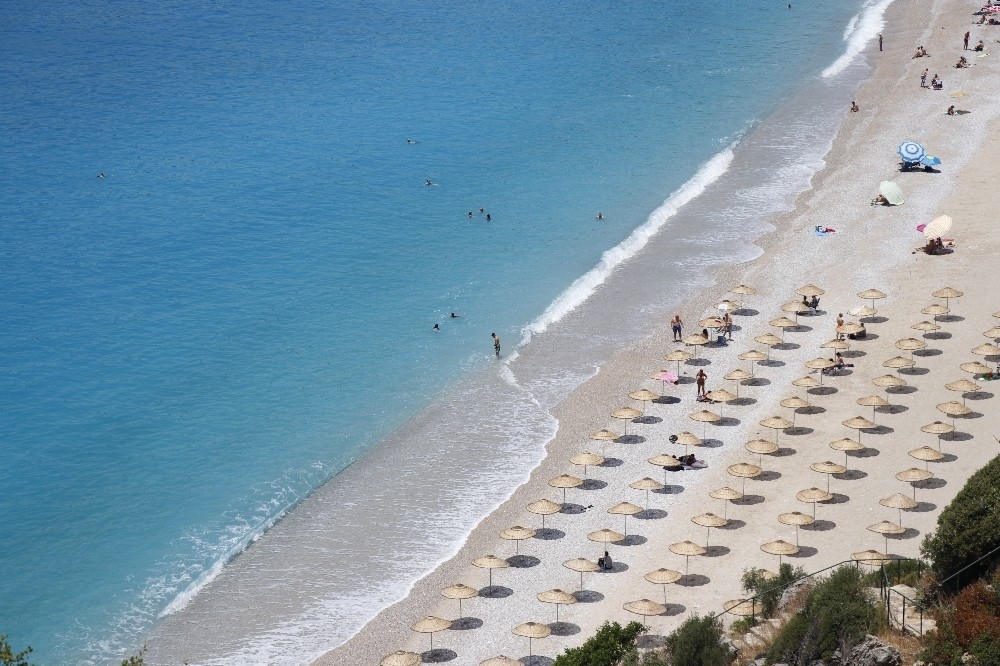Ölüdeniz'de sosyal mesafeli deniz keyfi