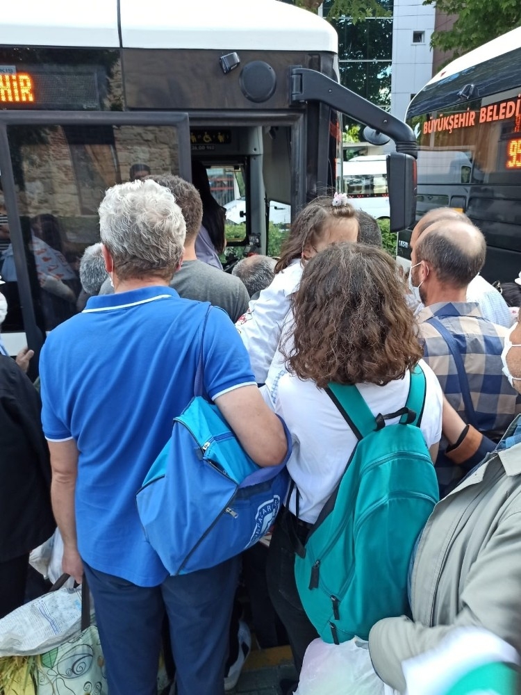 Otobüs duraklarındaki kalabalık pes dedirtti