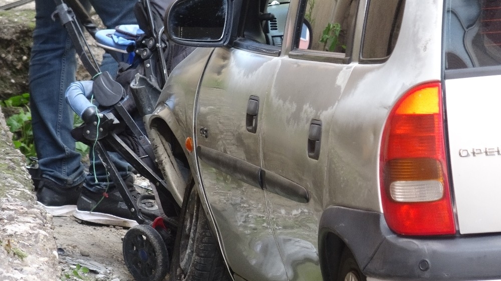 Otomobiliyle duvara çarpan hamile kadın yaralandı