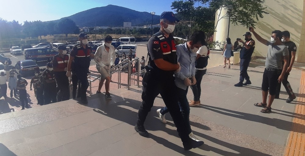 Reziller! 3 kıza neler yaptılar neler!