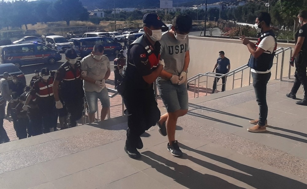 Reziller! 3 kıza neler yaptılar neler!