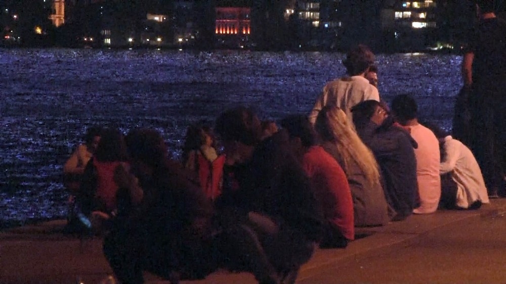 Sahile akın ettiler, sosyal mesafeyi hiçe saydılar