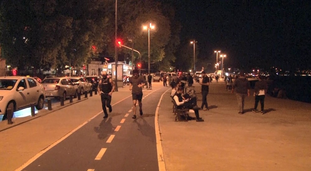 Sahile akın ettiler, sosyal mesafeyi hiçe saydılar