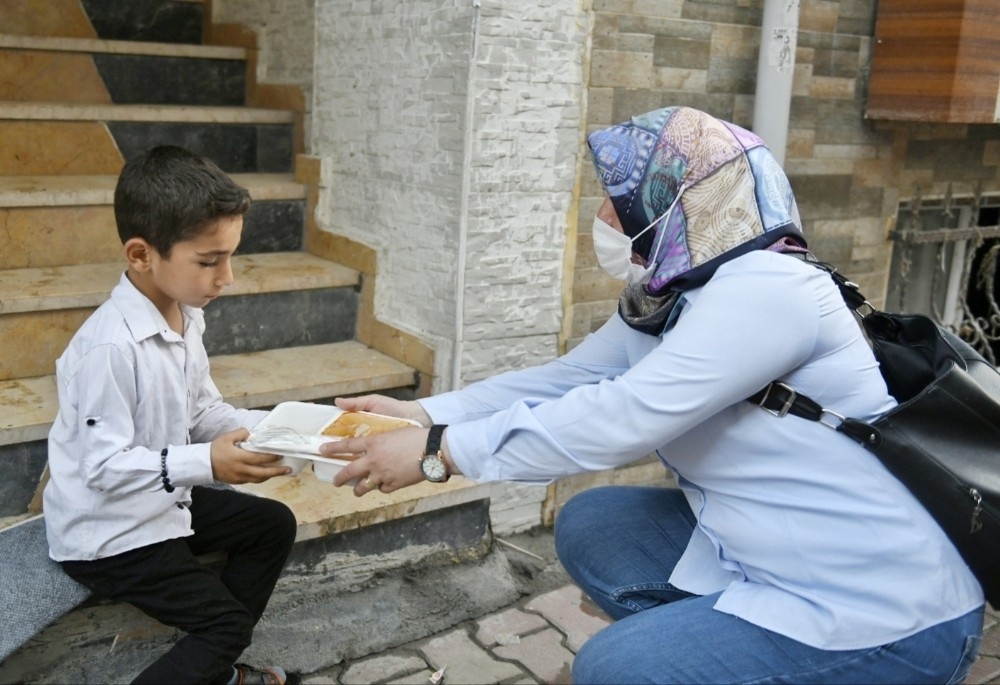Sel mağduru vatandaşlara sıcak yemek