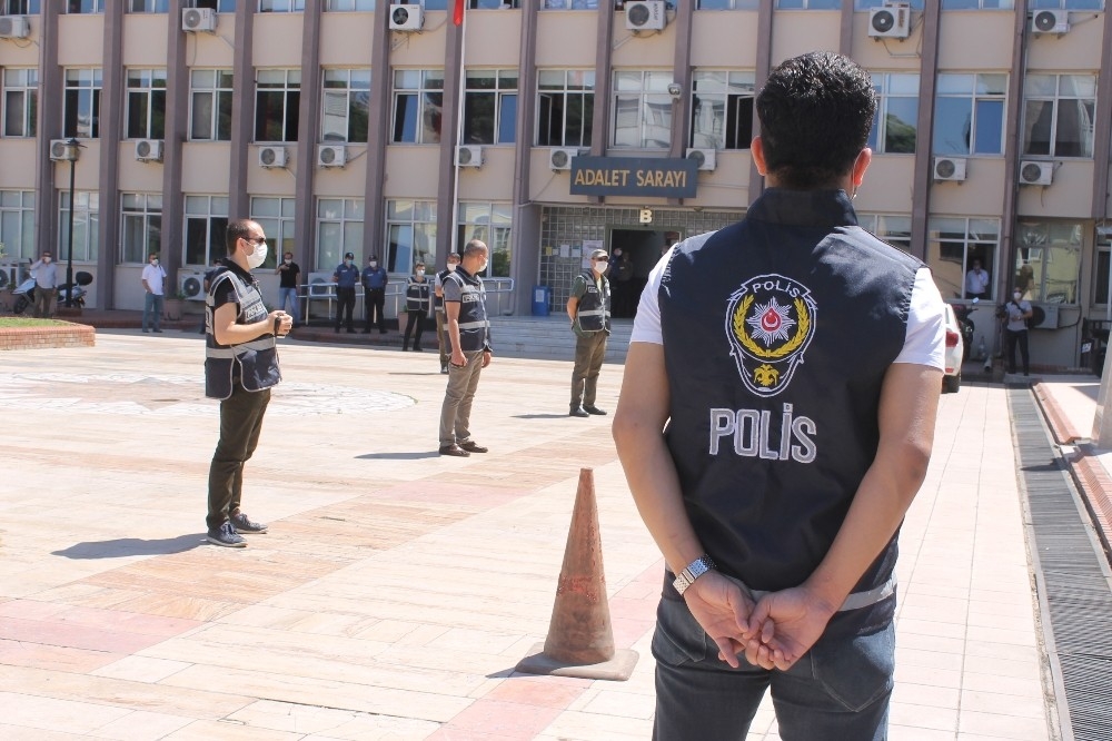Sosyal mesafe cezası yediler, sosyal mesafeli eylem yaptılar