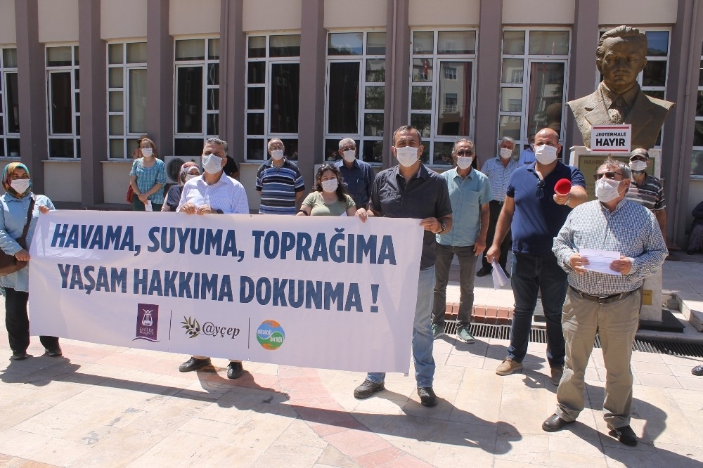 Sosyal mesafe cezası yediler, sosyal mesafeli eylem yaptılar